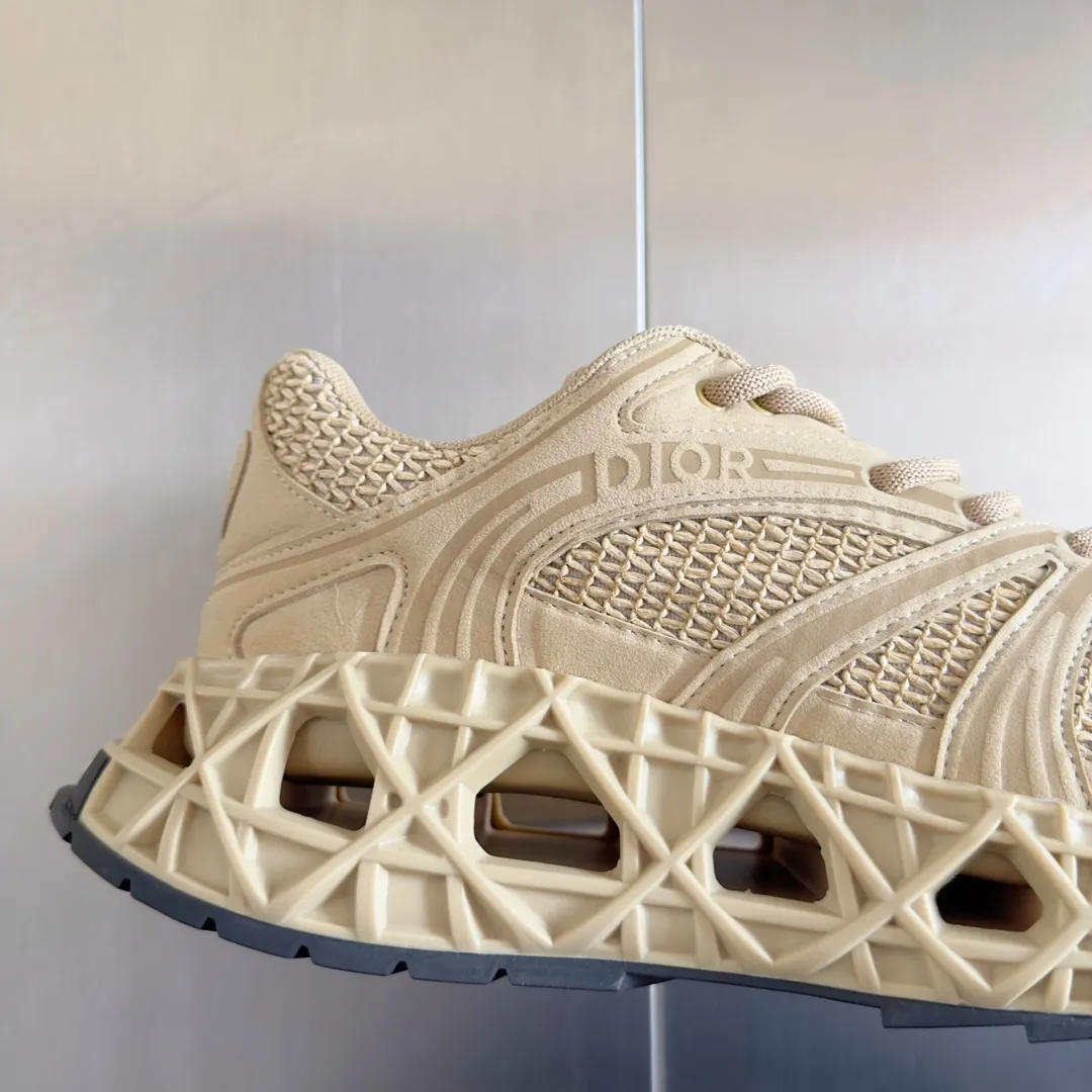 【DIOR】P:800💰 Men's 39-44. (Male 45.46 custom-made) Dior kawa Dior joint 2025ss casual sports shoes‼ ️ Reinterpret running shoes with dior’s haute couture style. b35 is made of fine-textured leather and mesh fabric materials. It can be worn in all seasons, is comfortable and breathable, and has many lines on the shoe body to outline details. It has a full retro three-dimensional feel and can create a casual look all year round!